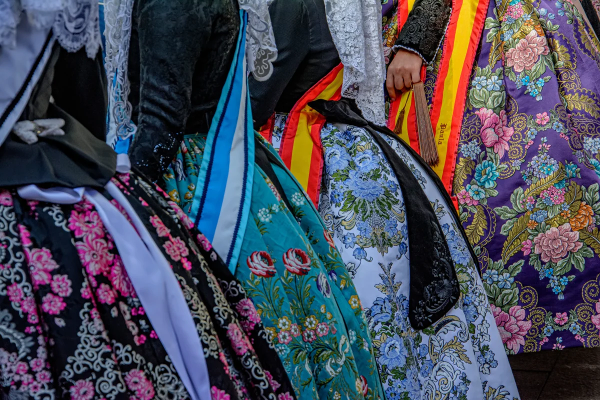Los espolines de las falleras mayores ya tienen artesano. La imagen muestra el traje de tres falleras de Valencia.