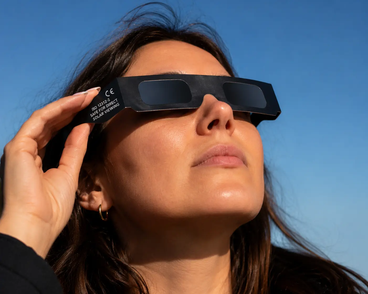 El eclipse de Valencia será el 8 de agosto y la imagen muestra una persona con gafas homologadas
