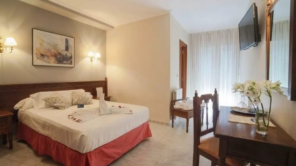 Escapada a las Rías Baixas: cómo dormir en Cambados por menos de 50 euros la noche Imagen que muestra una de las habitaciones del Hotel San Marcos en Cambados