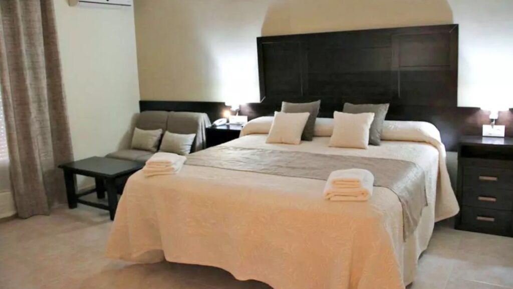 Las escapadas a Jaén que mejor explican por qué la naturaleza se ha convertido en tendencia Imagen de una de las habitaciones del Hotel Don Juan en Jaén.