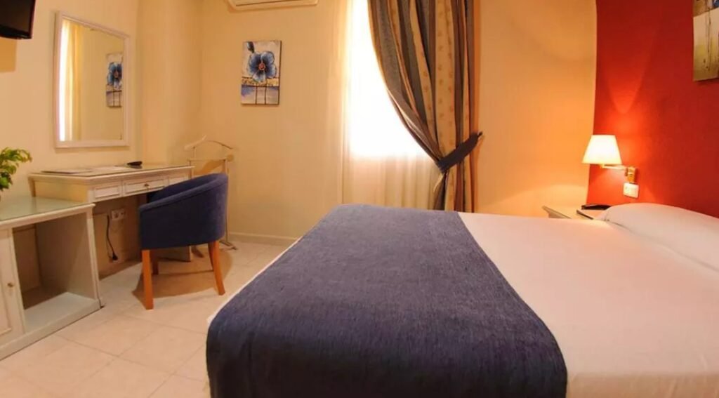 La escapada a Cádiz que mejor explica por qué no hace falta arruinarse para ver el mar este año imagen de la habitación del Hotel Dunas de Cádiz