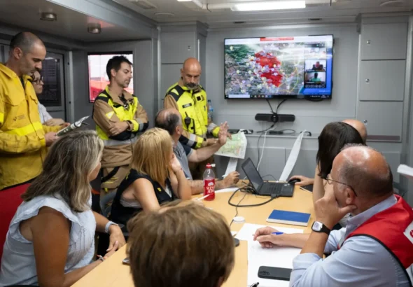 El incendio en La Vall d'Uixó obliga a la evacuación de varios pueblos y a mantener el confinamiento en zonas donde aún no se ha estabilizado