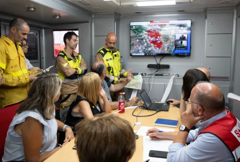 El incendio en La Vall d'Uixó obliga a la evacuación de varios pueblos y a mantener el confinamiento en zonas donde aún no se ha estabilizado