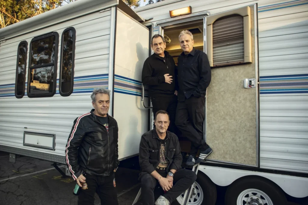 Cuatro amigos de Madrid que cambiaron la música en España: Hombres G llega el 10 de septiembre Imagen que muestra a Hombres G en una caravana.