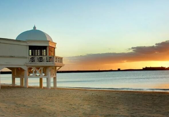 Imagen de la playa de Cádiz que puede disfrutar con la oferta del Hotel Dunas Puerto .