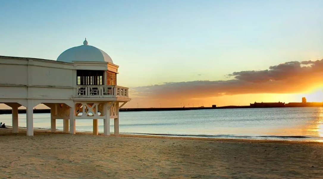 La escapada a Cádiz que mejor explica por qué no hace falta arruinarse para ver el mar este año Imagen de la playa de Cádiz que puede disfrutar con la oferta del Hotel Dunas Puerto .