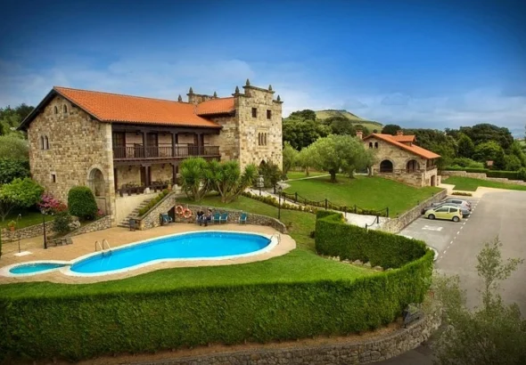 La posada Spa San Marcos en Santillana del Mar ofrece descuentos después del verano. Imagen que muestra el completo hotelero con la piscina