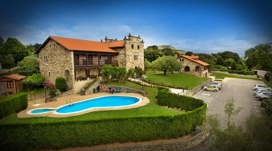 La posada Spa San Marcos en Santillana del Mar ofrece descuentos después del verano. Imagen que muestra el completo hotelero con la piscina