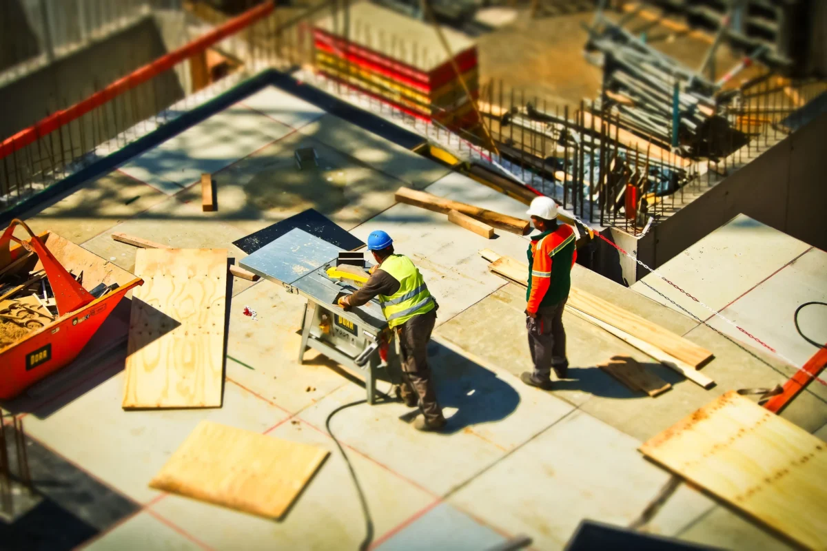 La Seguridad social en españa alcanza récord en junio. La imagen de recurso muestra a trabajadores de la construccíón.