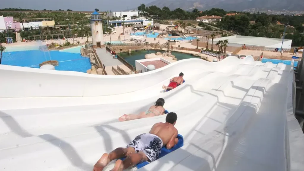 Imagen de uno de los toboganes de color blanco en altura de Aqua Natura Benidorm