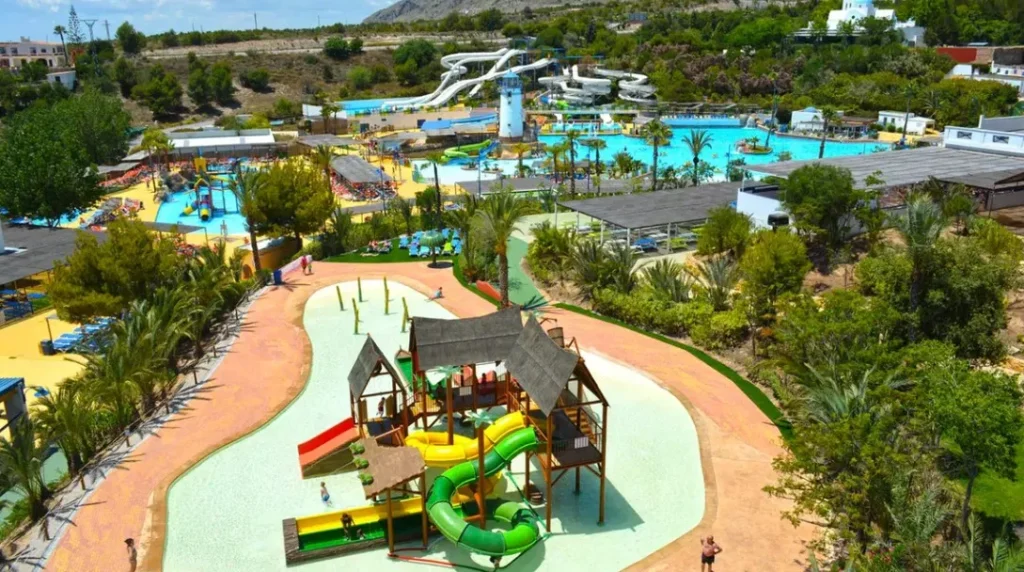 Imagen desde lo alto del parque Aqua Natura Benidorm con las piscinas de fondo