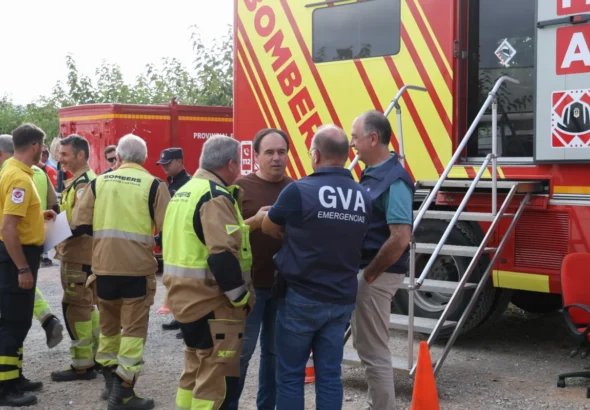 Equipo de bomberos y técnicos de ayuda por los incendios de Castellón.