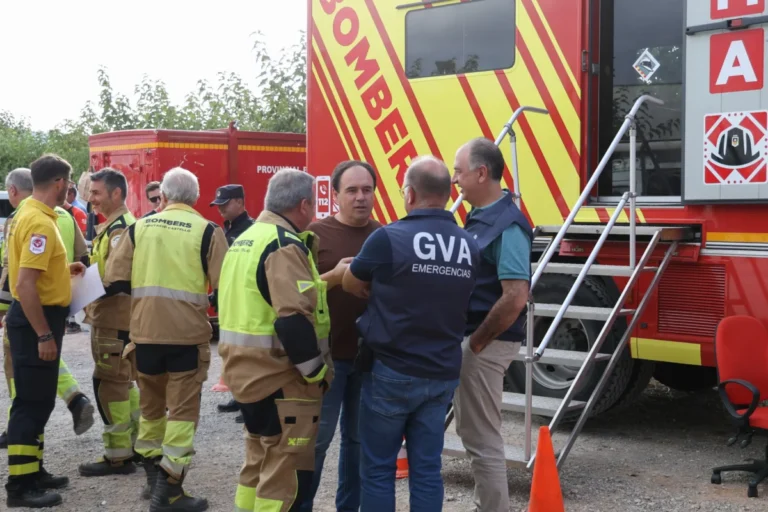 Equipo de bomberos y técnicos de ayuda por los incendios de Castellón.