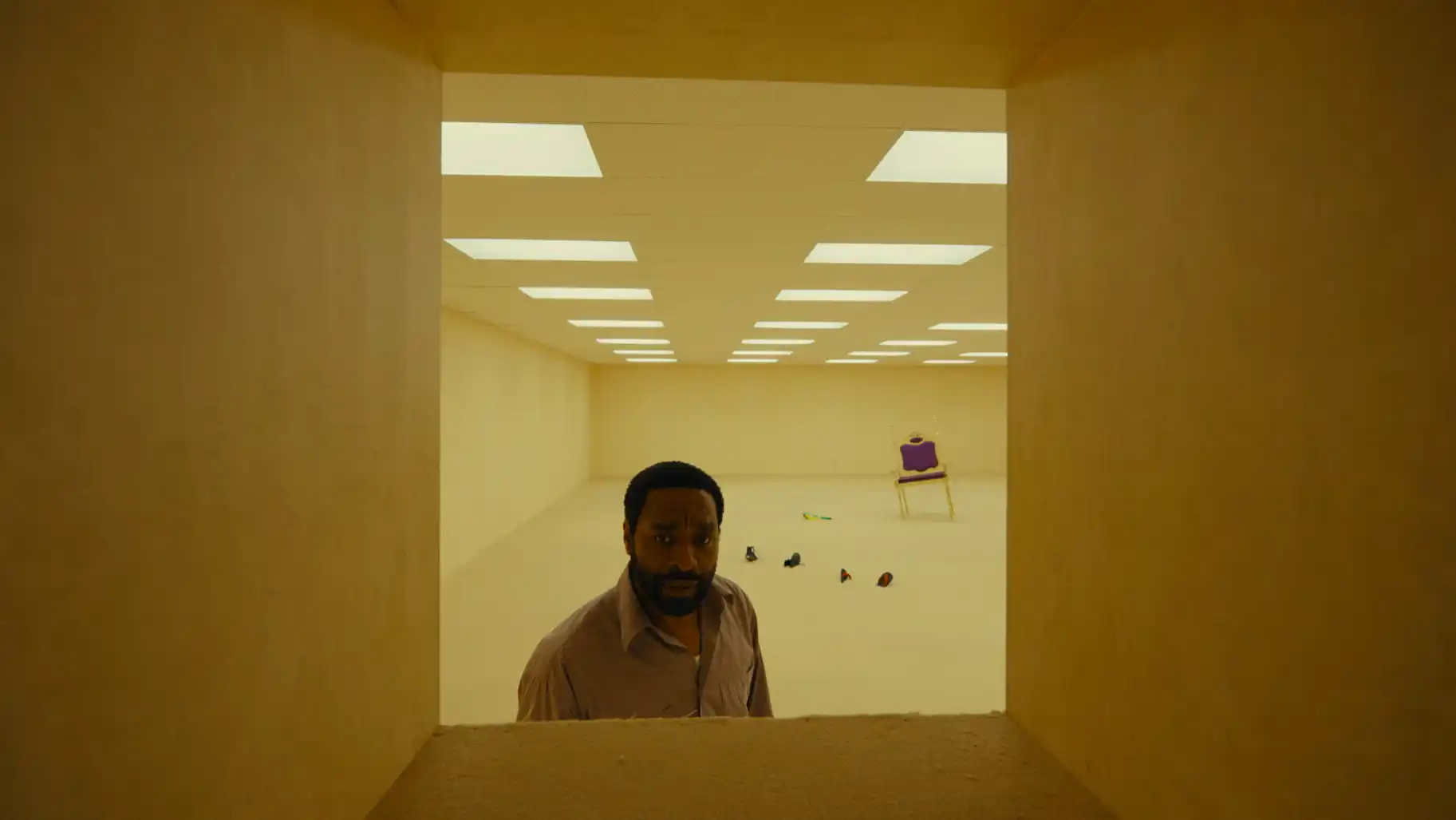 Backrooms, fotograma de la película con Chiwetel Ejiofor en los espacios liminales