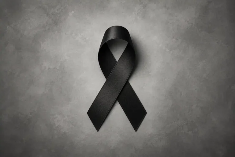 Un lazo negro con fondo gris por el fallecimiento de Carlos Telmo