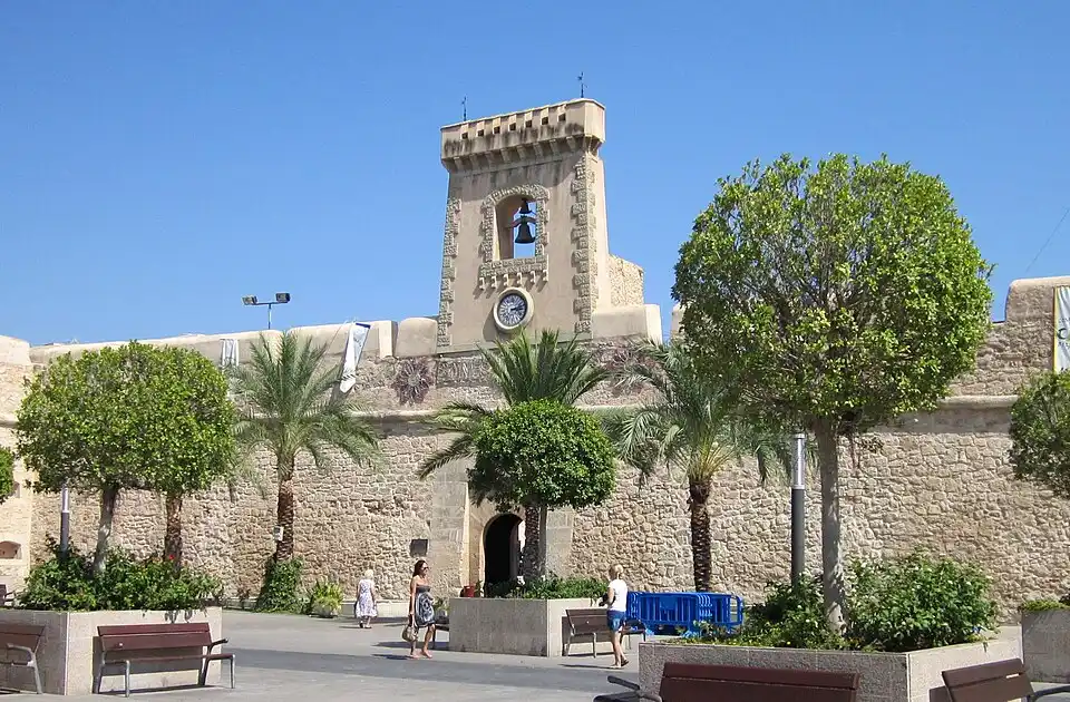 Imagen exterior del Castillo-Fortaleza de Santa Pola en la Comunitat Valenciana
