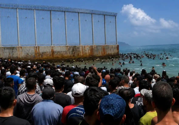 Ceuta aparece blindada ante una posible entrada masiva , como muestra la imagen llena de personas. Recreación digital.