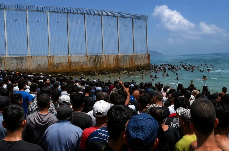 Ceuta aparece blindada ante una posible entrada masiva , como muestra la imagen llena de personas. Recreación digital.