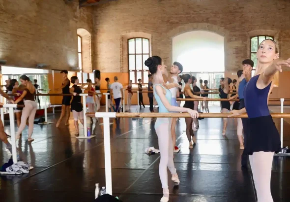 València Dansa, bailarines ensayando en una sala de La Petxina