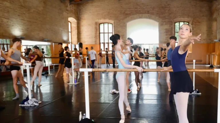 València Dansa, bailarines ensayando en una sala de La Petxina