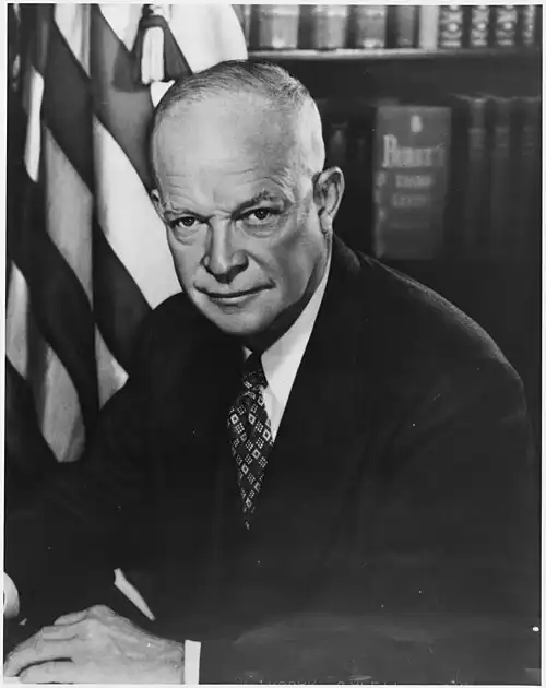 Retrato de Dwight D. Eisenhower sentado y con corbata mirando directamente a la cámara.