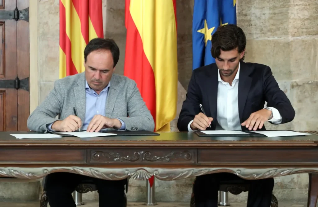 Ferran Torres y el president Juanfran Pérez Llorca firmando el acuerdo de embajador 