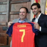 Ferran Torres junto al president de la Generalitat Valenciana Juanfran Pérez Llorca en la firma del futbolista como embajador.