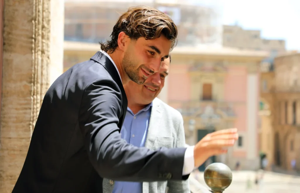 Ferran Torres junto al president de la Generalitat Juanfran Pérez Llorca en el balcón saludando a la gente