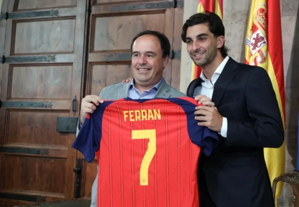 Ferran Torres junto al president de la Generalitat Valenciana Juanfran Pérez Llorca en la firma del futbolista como embajador.