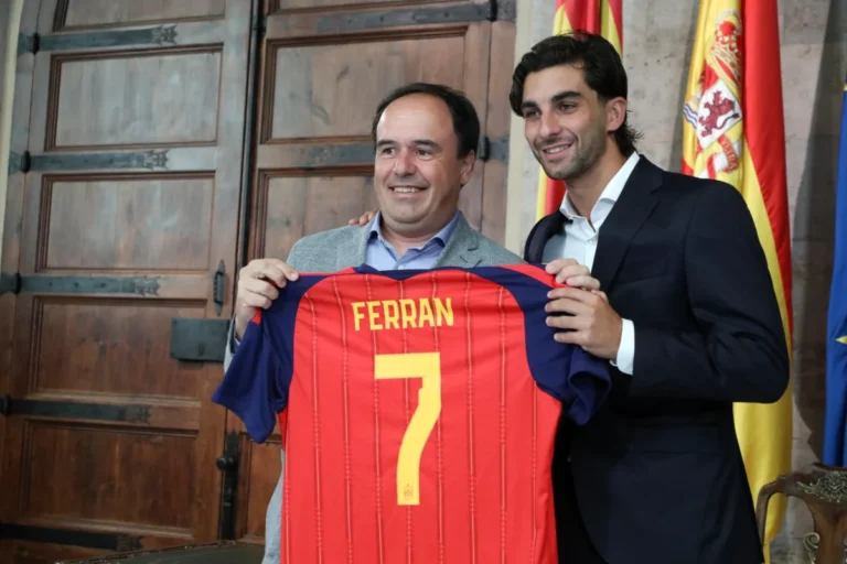 Ferran Torres junto al president de la Generalitat Valenciana Juanfran Pérez Llorca en la firma del futbolista como embajador.