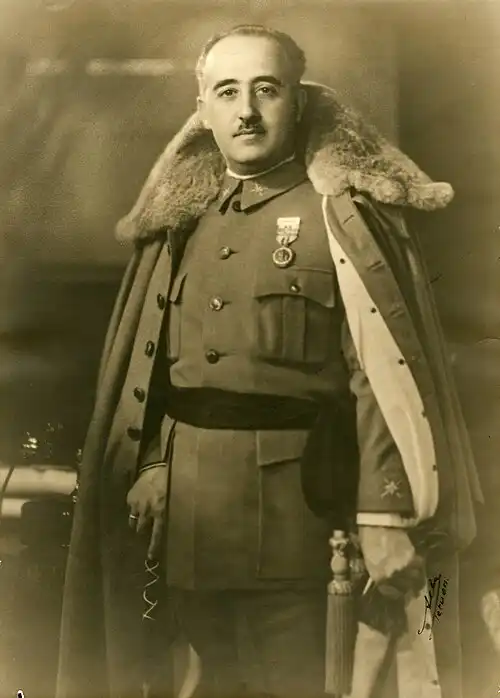 Retrato de cuerpo entero de Francisco Franco con uniforme militar.
