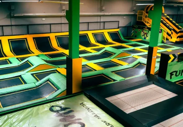Imagen del parque Fun Jump en Massanassa , Valencia con una sala llena de colchonetas para saltar