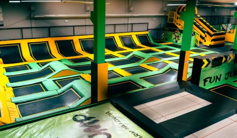 Imagen del parque Fun Jump en Massanassa , Valencia con una sala llena de colchonetas para saltar