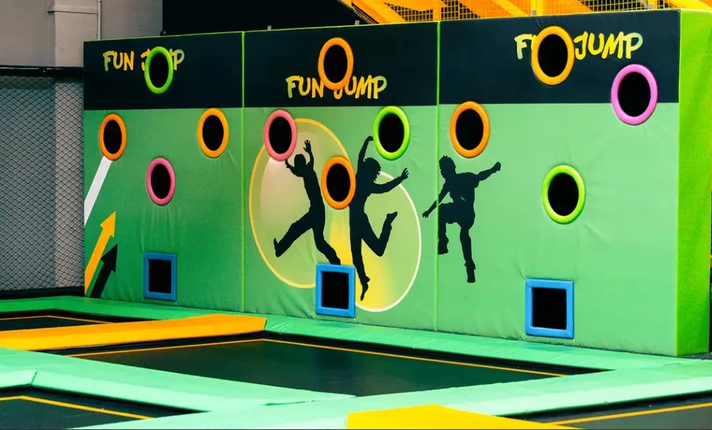Imagen que muestra una zona de juegos infantil del parque Fun Jump en Massanasa, Valencia