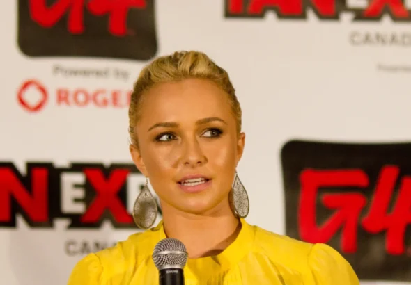 Hayden Panettiere en una imagen de archivo hablando con un micrófono en mano