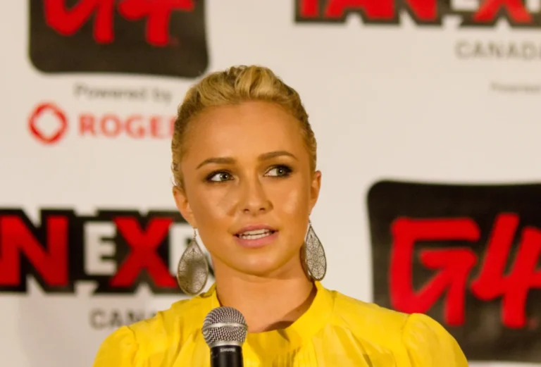 Hayden Panettiere en una imagen de archivo hablando con un micrófono en mano