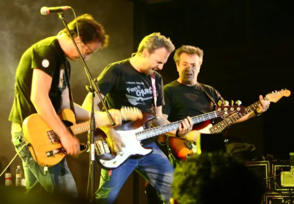 Hombres G en uno de sus conciertos encima del escenario