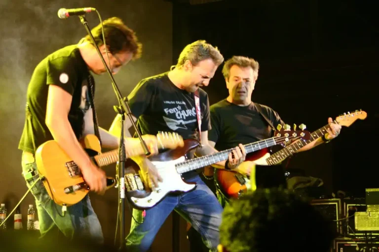 Hombres G en uno de sus conciertos encima del escenario