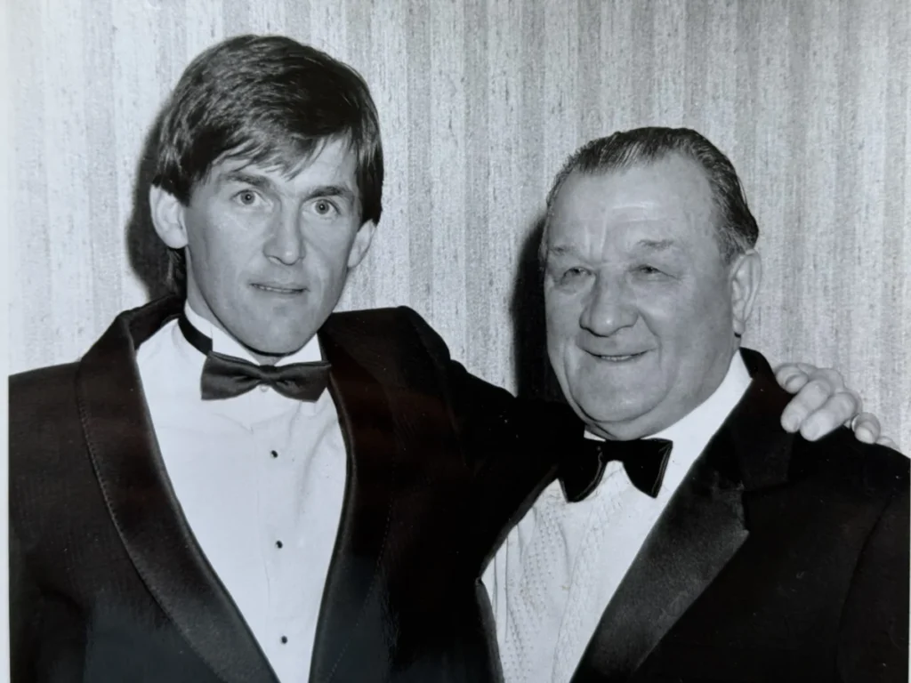 Kenny Dalglish  sale junto a un hombre en una de las escenas de su documental de estreno en Movistar Plus que es una imagen de archivo