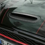 MINI presenta la gama oficial de accesorios originales como los detalles que muestra la imagen en la parte frontal del coche