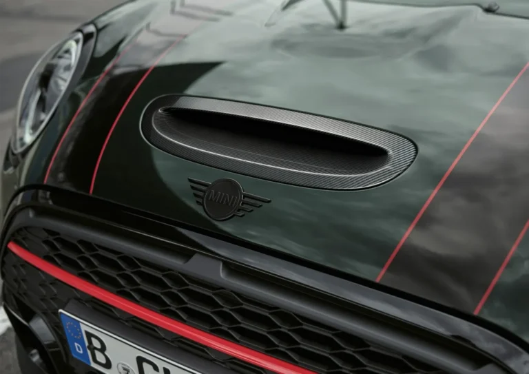 MINI presenta la gama oficial de accesorios originales como los detalles que muestra la imagen en la parte frontal del coche