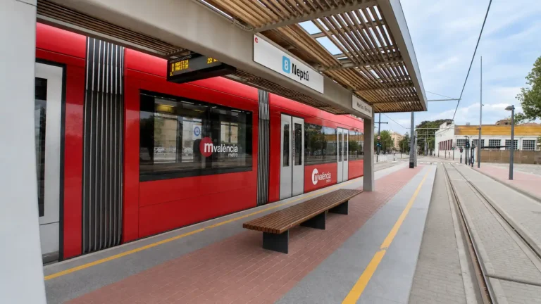 Imagen de una parada de Metrovalencia que aumentará sus plazas el día del eclipse solar