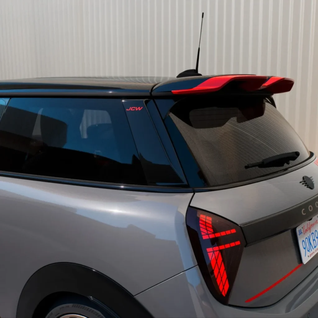 Imagen detalles aleron de color rojo con los accesorios originales de MINI 