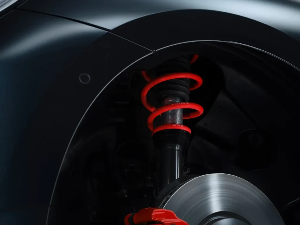 Imagen detalle de las suspensiones en color rojo de MINI con los nuevos accesorios oficiales