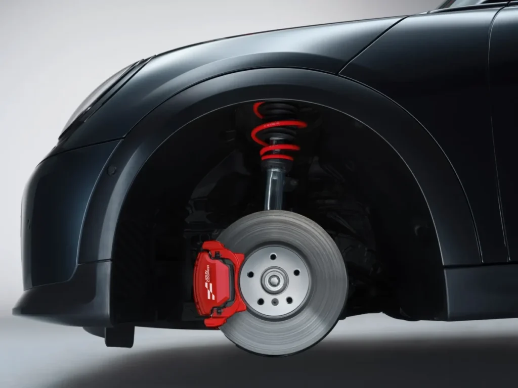 Imagen de los amortiguadores y pinzas de freno de MINI de color rojo, del nuevo paquete de accesorios oficiales de la marca MINI 