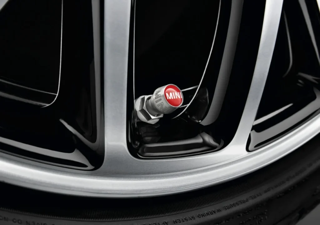 Imagen del tapón de la rueda de MINI con detalles rojos, de la nueva gama de accesorios oficiales de la marca