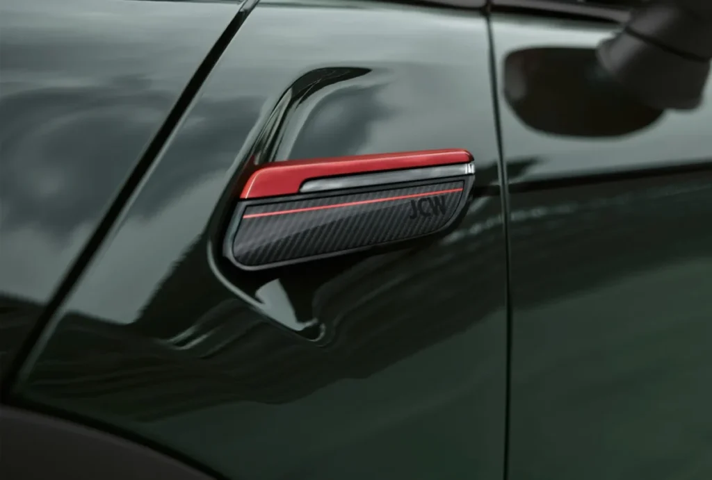 Detalle parte exterior de MINI , con color rojo de los nuevos accesorios oficiales 