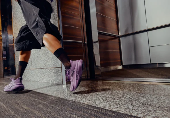 PUMA x SAYSKY Back to Business, corredora con zapatillas técnicas en un edificio de oficinas