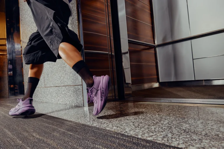 PUMA x SAYSKY Back to Business, corredora con zapatillas técnicas en un edificio de oficinas