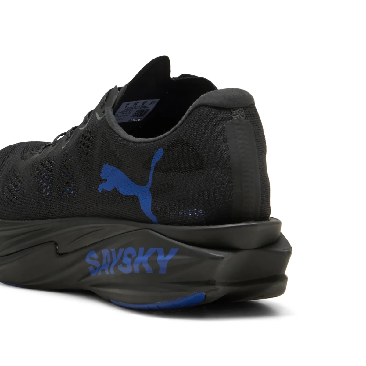 PUMA x SAYSKY detalle lateral de las zapatillas técnicas